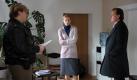 Kommissar Arnsberger (Matthias Brandt, r.) und Hanna vermuten, dass sich der Mörder noch immer auf freien Fuß und unter den Dorfbewohnern befindet. Dieser Verdacht wird genährt durch ... Foto: ZDF/Marion von der Mehden