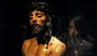 Eine Besucherin der Ausstellung The Sacred Made real in London sieht sich die Jesusskulptur Christ as the man of sorrows von Pedro de Mena an. Die Ausstellung bietet die seltene Gelegenheit, religiöse Skulpturen und Malereien aus Spanien zu sehen. Foto: dpa