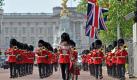 SeitTagen wurde die Hochzeit geprobt: wie hier die Irish Guards vor dem Buckingham Palace. Foto: dpa