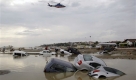 Per Helikopter sichten Rettungskräfte das Ausmaß der Katastrophe.  Foto: ap