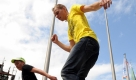 Jumpstyle: Wem Breakdance zu einfach ist, der sollte sich in diesem Tanzstil üben: Bis zu 150 Sprünge pro Minute bringen die schweißtreibenden Tanzkombinationen der Jumper auf den Tanzboden. Hier ist dies der Bremer Marktplatz.  Foto: dpa