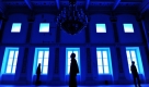 Besucher der Klanginstallation Spiegelung (Blau) des kanadischen Künstlers Robin Minard. Die Installation ist im Rahmen der Donaueschinger Musiktage zu sehen. Foto: dpa