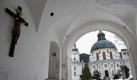 22. Februar - Bistum München: Der Leiter der Schule im oberbayerischen Benediktinerkloster Ettal (Bild) räumt Missbrauchsfälle ein.
- Bistum Würzburg: Nach Missbrauchsvorwürfen wird ein Priester im Würzburger Franziskanerkloster beurlaubt.

23. Februar - Bistum Speyer: Ein Pater soll am Gymnasium Johanneum in Homburg/Saar sexuelle Handlungen an Jungen vorgenommen haben.
28. Februar - Bistum Münster: Ein Pater in Münster-Hiltrup gesteht den sexuellen Missbrauch an Internatsschülern.
 Foto: ddp