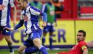 Nikita Rukavytsya (li.) von Hertha BSC verliert den Ball durch eine Grätsche von Union-Spieler Torsten Mattuschka. Foto: dpa