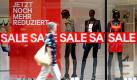 Eine Frau geht an einem Schaufenster mit Werbung für den Sommerschlussverkauf in Leipzig entlang. Bundesweit begann heute mit hohen Rabatten wieder der Sommerschlussverkauf im deutschen Einzelhandel. Nach Branchenangaben beteiligen sich fast zwei Drittel der 400.000 Geschäfte am meist zweiwöchigen Ausverkauf, neben Warenhäusern und Modeläden auch Baumärkte, Elektro- und Möbelgeschäfte. Seit dem Wegfall der gesetzlichen Beschränkungen 2004 koordiniert der Handel die Schlussverkäufe im Sommer und Winter auf freiwilliger Basis. Foto: dpa