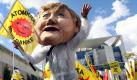 Mit einer Maske, die Bundeskanzlerin darstellen soll, demonstrieren Atomkraft-Gegner am Sonntag (05.09.2010) vor dem Bundeskanzleramt in Berlin gegen die Atompolitik der Bundesregierung. Die Spitzen der Koalition unter Leitung von Bundeskanzlerin Merkel treffen sich hier zu einem Gespräch über Energiepolitik. Thema des Treffens ist die Laufzeitverlängerung von Atomkraftwerken in Deutschland. Foto: dpa