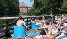 Dutzende Besucher sonnen sich am Mittwoch (01.07.2010) im Hainbad in Bamberg (Oberfranken). Die Hitzewelle erreicht ihren Höhepunkt. Am Freitag und Samstag klettern die Temperaturen bis auf 37 Grad im Schatten. Es wird unerträglich schwül. David Ebener dpa/lby (zu dpa 'Hitzewelle erreicht Höhepunkt - 37 Grad erwartet' vom 01.07.2010) +++(c) dpa - Bildfunk+++ Foto: dpa
