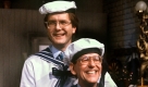 ARCHIV - In Matrosenanzügen präsentieren die Entertainer Herbert Feuerstein (unten) und Harald Schmidt das Logo ihrer gemeinsamen TV-Show 'Schmidteinander' (Archivfoto von 1991). Harald Schmidt feiert am Samstag (18.08.2007) seinen 50. Geburtstag. Das Publikum wird von Schmidts Geburtstag nichts mitbekommen. Der Jubilar selbst zieht sich zurück und feiert nur im engsten Kreis. Seine besten Auftritte, sagen seine Kritiker, hatte der ehemalige Messdiener, Pfadfinder, ausgebildete Schauspieler und Kabarettist im Duell mit dem zwei Köpfe kleineren Feuerstein in der Kultshow 'Schmidteinander' im WDR. Foto: Hermann-Josef Wöstmann (zu dpa-Korr 'Harald Schmidt wird 50: Die ARD feiert den Geburtstag ohne ihn' vom 17.08.2007) +++(c) dpa - Bildfunk+++ Foto: dpa