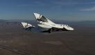 Das SpaceShipTwo über den USA: Noch im chilligen Sinkflug zurück zur Erde. Doch ab 2012 sollen Raketen das Schiff bis auf 3500 Stundenkilometer beschleunigen, damit der Aufstieg ins All gelingt. Foto: Virgin Galactic