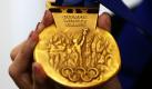 Tristan Gale Geisler hält ihre bei der Winterolympiade 2002 gewonnene Goldmedaille wieder in der Hand. Einbrecher hatten die Medaille im Januar aus ihrem Haus in Oceanside (Kalifornien) gestohlen, während Tristan mit ihrem Hund am Strand spazieren war. Foto: dpa