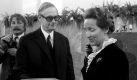 Das Archivbild zeigt die Journalistin und Publizistin Marion Gräfin Dönhoff (r) die am 17.10.1071 in der Frankfurter Paulskirche mit dem Friedenspreis ausgezeichnet, den der Börsenverein des Deutschen Buchhandels alljährlich zur Frankfurter Buchmesse vergibt. Der Vorsteher des Börsenvereins, Werner E. Stichnote, übergab die Auszeichnung. Die große Dame des politischen Journalismus in Deutschland ist tot. Dies teilte die Wochenzeitung «Zeit» am Montag (11.03.2002) mit. Foto: dpa