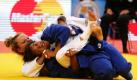 Der Haltegriff von Marlen Hein sitzt bombenfest. Die deutsche Judoka besiegte in der ersten Runde der Judo-Weltmeisterschaft in Paris die Amerikanerin Hana Carmichael mit 10:0 nach Verlängerung. Hein tritt in der Kategorie unter 57 Kilogramm an. Foto: dapd