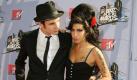 Sie waren das Skandalpaar der letzten Jahre. Amy Winehouse und Blake Fielder-Civil. Dorgen sollen in der Chaosehe eine wichtige Rolle gespielt haben. Nach einer Reihe von Abstürzen zog sich Amy Winehouse Anfang 2009 auf die Karibikinsel St. Lucia zurück. Bei ihrer Rückkehr nach London sagte sie, die Ehe hätte auf Drogen basiert. Sie sei jetzt drogenfrei und wolle die Scheidung. Aber nur kurze Zeit später waren sie und Blake wieder ein Paar. Im Augus 2009 wurde die Ehe dennoch geschieden. Foto: dpa