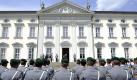Repräsentatives Häuschen mit eigenem Wachdienst? Wenn das Wachbataillon vor Schloß Bellevue antritt, dient das nicht dem persönlichen Amüsement des Bundespräsidenten. Foto: dpa