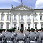 Repräsentatives Häuschen mit eigenem Wachdienst? Wenn das Wachbataillon vor Schloß Bellevue antritt, dient das nicht dem persönlichen Amüsement des Bundespräsidenten.