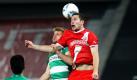 Fürths Heinrich Schmidtgal (Mitte) und Düsseldorfs Oliver Fink kämpfen um den Ball. Fortuna Düsseldorf ist auch von der Spielvereinigung Greuther Fürth nicht zu stoppen und setzt sich mit einem 2:1 Heimsieg an die Tabellenspitze. Foto: dapd