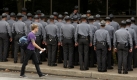 Ein Student nimmt sozusagen eine Sicherheitsübung vor dem G20-Gipfel in Pittsburgh ab. Foto: ap