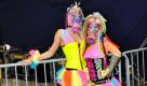 Hier präsentieren zwei GoGo-Girls die Modelinie Post-Apocalyptica. Zusammengestellt aus den Restbeständen der letzen Karnevalssaison und abgenutzten Militäruntensilien. Foto: news.de