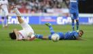 Vor allem in der ersten Hälfte war das Südduell ein teilweise überhart geführtes Match. Hier liegen Stuttgart Shinji Okazaki (links) und Hoffenheims Daniel Williams auf dem Schlachtfeld. Foto: dapd