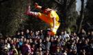 Bei den Feierlichkeiten zum chinesischen Neujahrsfest begeistert eine Gong-Fu-Vorstellung die Zuschauer in Peking.

 Foto: ap