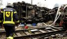 Ein Feuerwehrmann geht in Stuttgart - Untertürkheim auf eine entgleiste Lokomotive und einen entgleisten Tankwaggon zu, aus dem Diesel abgepumpt wird. Die Lok und der Kesselwagen sind am Montagabend umgekippt, ein weiterer Waggon wurde so stark beschädigt, dass Dieselkraftstoff ausgelaufen ist.
 Foto: ddp