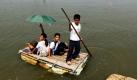 In Nayota City (Philippinen) paddeln Kinder mit einem selbstgebauten Floß zur Schule. Das Rote Kreuz bat die internationale Spendengemeinschaft um 3.89 Millionen Dollar Soforthilfe, um den Menschen in den vom Hochwasser betroffenen Gebieten zu helfen. Foto: dpa