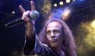 FILE - In this July 7, 2007 file photo, Ronnie James Dio performs with British heavy metal group Heaven and Hell during the 41th Montreux Jazz Festival in Montreux, Switzerland. Dio, the metal god who replaced Ozzy Osbourne in Black Sabbath and later piloted the bands Heaven  Hell and Dio, died Sunday, May 16, 2010, according to his wife and manager. He was 67. (AP Photo/Keystone, Sandro Campardo, File) Foto: ap