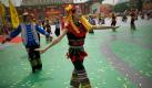 Chinesische Folkloretänzer zeigen bei einem Bauernkunstfest in Peking einen traditionellen Tanz. Foto: ap