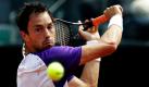 Simon Greul spielt im Rom Masters Tennis Turnier den Ball zurück an seinen Kontrahenten Simone Bolelli aus Italien. Greul verlor das Spiel mit 4:6 und 1:6.  Foto: ap