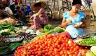 Eine Händlerin bietet in Myanmar Tomaten und anderes Gemüse an. Laut des Militärs von Myanmar hat eine Bombenexplosion ein Stadtbüro getroffen. Beschuldigt wurden politisch Opportune, die Gewalt verbreiten würden, um die Wahlen im nächsten Monat zu stören. Die erste Wahl im Land seit zwei Jahrzehnten findet am 7. November statt. Foto: dapd