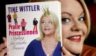 Die Fernsehmoderatorin, Schriftstellerin und Vereinsgründerin Tine Wittler, hält am Freitag (04.04.2008) ihr neues Buch 'Pralle Prinzessinnen' in ihrer Vereinskneipe 'Parallelwelt' in Hamburg hoch. Wittler gibt in ihrem Buch Styling-Tipps 'für starke Frauen'. Foto: Marcus Brandt dpa/lno (zu dpa/lno-Korr vom 07.04.2008) +++(c) dpa - Bildfunk+++  Foto: dpa