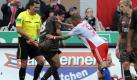 Nur selten gab es beim Stadtderby zwischen St. Pauli und dem HSV brisante Szenen. Das ist eine davon: Hamburgs Paolo Guerrero (3. von links) schubst St. Paulis Florian Bruns und sieht dafür Gelb. Foto: dpa