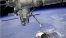 Die Computerillustration der NASA zeigt eine unbemannte «Dragon»-Kapsel, die vom Roboterarm der ISS gepackt und in die richtige «Parkposition» gebracht wird. Foto: NASA Foto: dpa