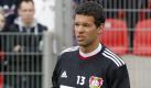 Trainingsauftakt Bayer 04 Leverkusen: Michael Ballack steht mit einem Ball in der Hand auf dem Spielfeld. Nach dem Rauswurf bei der Nationalmannschaft und den scharfen Angriffen auf Bundestrainer Löw war es sein erster öffentlicher Auftritt. Ballack legte im Rosenkrieg gegen den DFB nochmal nach.
 Foto: dapd
