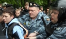 Eine Spezialeinheit der Polizei führt am 16.05.2009 Demonstranten einer Schwulendemo in Moskau ab. Die Moskauer Polizei hat vor dem Finale des Eurovision Song Contest eine Kundgebung von Homosexuellen gewaltsam aufgelöst. Teilweise im Würgegriff wurden am Samstag mindestens 20 Männer und Frauen aus Russland und Weißrussland vor der staatlichen Lomonossow-Universität abgeführt. Auch ein US-Bürger wurde festgenommen. Die Demonstranten hatten bei der nicht genehmigten Kundgebung Plakate entrollt, auf denen die Einhaltung der Menschenrechte für Schwule und Lesben gefordert wurde. Augenzeugen berichteten, dass Polizisten der Spezialeinheit OMON die Demonstranten jagten und sie in Gefängniswagen sperrten.
 Foto: dpa