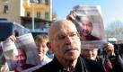 In Istanbul protestierte Wallraff 2010 gegen die Inhaftierung von Dogan Akhanli. Der türkischstämmige deutsche Schriftsteller war bei der Einreise in die Türkei wegen angeblicher Teilnahme an einem Raubüberfall im Jahr 1989 festgenommen worden und saß anschließend mehrere Monate in Untersuchungshaft. Aus Mangel an Beweisen wurde Akhanli schließlich freigesprochen. Foto: dpa