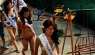 Die Bewerberinnen des Miss-Tibet-Schönheitswettbewerbes 2010 kommen aus ihren Umkleideräumen im indischen Dharmsala. Alle Teilnehmerinnen sind Exilantinnen aus Tibet, das als autonomes Gebiet zur Volksrepublik Chinas gehört. Foto: ap