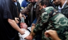 Ein Palästinenser wird während einer Beerdigung in einem Flüchtlingslager ohnmächtig. Beerdigt wird ein Mann, den isrealische Truppen an der Grenze des Gazastreifens erschossen hatten. Foto: ap