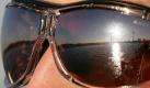 Schau mir in die Augen: Wer höflich sein will, sollte die Sonnenbrille zumindest bei der Begrüßung abnehmen. (Bild: dpa) Foto: dpa