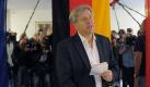 Spitzenkandidat Klaus Wowereit (SPD) gibt am Sonntag (18.09.2011) in Berlin seine Stimme zur Wahl des Abgeordnetenhauses ab. Rund 2,47 Millionen Berliner sind zur Wahl des 17. Berliner Abgeordnetenhauses aufgerufen. Foto: Hannibal dpa/lbn +++(c) dpa - Bildfunk+++ 

 Foto: dpa
