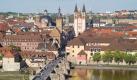 In der Gegenrichtung führt die Alte Mainbrücke direkt in die Innenstadt, am Rathaus mit dem hohen Turm (links) vorbei direkt zum Dom. Auf dem Weg unbedingt Eis bei Eis-Benito mitnehmen. Foto: Congress-Tourismus-Wirtschaft Würzburg