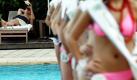 Spannender als sein Buch findet dieser Hotelgast offenbar die Aussicht auf die Finalistinnen zur Miss Singapur 2010, die den Medien in einem Singapurer Hotel präsentiert werden. Das Finale zur Misswahl findet am 21. August statt.  Foto: dpa