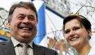 Bayerns Landwirtschaftsminister Helmut Brunner trinkt gemeinsam mit der Schrobenhausener Spargelkönigin Johanna Schuster auf dem Viktualienmarkt in München ein Glas Frankenwein, nachdem er offiziell die bayerische Spargelsaison eröffnet hatte. Foto: dpa