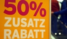 Passanten fahren am Montag (27.01.03) zu Beginn des Winterschlussverkaufes (WSV) in einem Dresdner Kaufhaus hinter einem Schild mit WSV-Reklame die Rolltreppe hinauf. Der Winterschlussverkauf 2003, der am 8. Februar 2003 endet, koennte bereits die letzte Veranstaltung dieser Art sein. Eine Reform des Wettbewerbsrechts soll viele Einschraenkungen fuer Sonderverkaeufe abschaffen. Rabattaktionen koennen dann ganzjaehrig stattfinden. Foto: Norbert Millauer/ ddp Foto: ddp