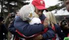 US team member Tiger Woods hugs his wife Elin Woods after Woods sunk his putt on the thirteenth hole to defeat Y.E. Yang of South Korea 6 and 5 giving the US the points they needed to retain the Presidents Cup during the final day singles matches of the 2009 Presidents Cup at Harding Park Golf Course in San Francisco, California, USA 11 October 2009.
 Foto: dpa