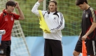 Ein Trio, was es möglicherweise so in der Nationalmannschaft zukünftig nicht mehr geben wird. Torsten Frings (M.) holte kürzlich zum großen Schlag gegen Joachim Löw (l.) aus: «Deutschland sollte sich doch mal Gedanken machen, warum gestandene Spieler sich so aufregen.» Foto: dpa