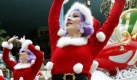 Vergnügungspark-Mitarbeiter verkleiden sich als Santa Claus in Seoul. Viele südkoreanische Unternehmen nutzen die Weihnachtszeit die bisher schwachen Umsätze zu steigern.
 Foto: ap