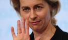 Von der Leyen verteidigt Rente mit 67
Vorspann: 	
Text: 	

Berlin (dpa) - Bundesarbeitsministerin Ursula von der Leyen (CDU) hat die Kritik der SPD an der Rente mit 67 zurückgewiesen. «Es stimmt nicht, wie die SPD behauptet, dass wir eine anhaltend schlechte Situation für Ältere auf dem Arbeitsmarkt haben», sagte von der Leyen der «Rheinischen Post».

Genau das Gegenteil sei der Fall. «In den letzten fünf Jahren ist der Anteil der 60- bis 64-Jährigen in Arbeit um 12 Prozentpunkte auf inzwischen 40 Prozent gestiegen. Angesichts der großen Zahl gut ausgebildeter Älterer und des zunehmenden Fachkräftemangels muss man kein Prophet sein, um zu sagen: Dieser deutliche Trend wird anhalten», sagte die Ministerin.

Die SPD will die Rente mit 67 solange aussetzen, bis ein größerer Anteil älterer Menschen auf dem Arbeitsmarkt tatsächlich auch Beschäftigung findet. Dies sieht nach Informationen der Deutschen Presse-Agentur der Kompromissvorschlag von SPD-Fraktionsvize Olaf Scholz im parteiinternen Rentenstreit vor. Eine Quote wird in dem Papier nicht genannt.

SPD-Chef Sigmar Gabriel hatte am Sonntag in der ARD gesagt: «Solange es uns nicht gelingt, tatsächlich den Anteil derjenigen zu erhöhen, die zwischen 60 und 64 arbeiten, können Sie die Rente mit 67 nicht einführen, weil es de facto nichts anderes ist als eine Rentenkürzung.» Heute arbeiteten 65 Prozent der Deutschen nicht einmal länger als 60 Jahre, sagte er zur Erläuterung.

SPD-Fraktionschef Frank-Walter Steinmeier trat dem Eindruck eines Streits mit Gabriel in dieser Frage entgegen. «Wir lassen uns da keinen Grundsatzstreit einreden», sagte er der «Passauer Neuen Presse» (Dienstag). «Wir werden in Europa und Deutschland mittelfristig länger arbeiten müssen», sagte Steinmeier. Gabriel weise darauf hin, dass die Menschen auch die Möglichkeit haben müssten, länger zu arbeiten. «Das sind nur zwei Seiten ein und derselben Medaille.»

Die Altersgrenze für die Rente wird zwischen 2012 und 2029 schrittweise von 65 Jahren auf 67 Jahre angehoben. Erst für Versicherte ab Jahrgang 1964 wird dann die Regelaltersgrenze von 67 Jahren gelten.

Deutsche Rentenversicherung zu Rente mit 67 Foto: dpa