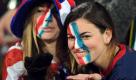Küsschen für die Kamera: Zwei US-Girls machen sich vor dem Spiel gegen Ghana warm. Foto: dpa