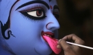Ein Künstler arbeitet in Vorbereitung zum Fest für die Hindu-Göttin Kali an einer Figur in Kalkutta. Kali gilt als die Göttin der Zerstörung und ihr wird am 17. Oktober gehuldigt.


 Foto: ap